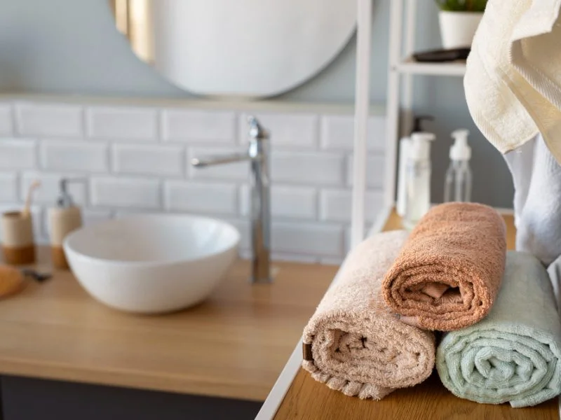 high angle bathroom towels arrangement 1 800x600 1